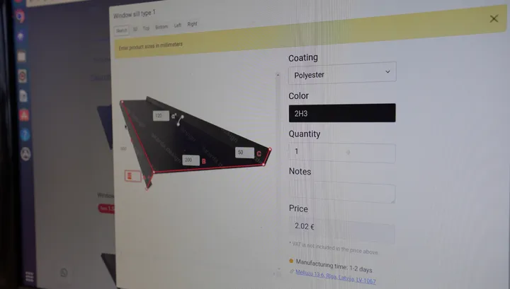Skārda Design interfeiss — palodzes elementa personalizēšana ar izmēriem.